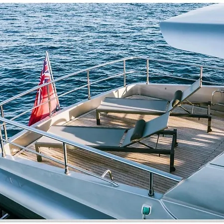 Luxury Yacht Sanlorenzo 船上ホテル *