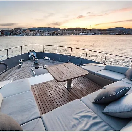 船上ホテル Luxury Yacht Sanlorenzo パルマ・デ・マリョルカ