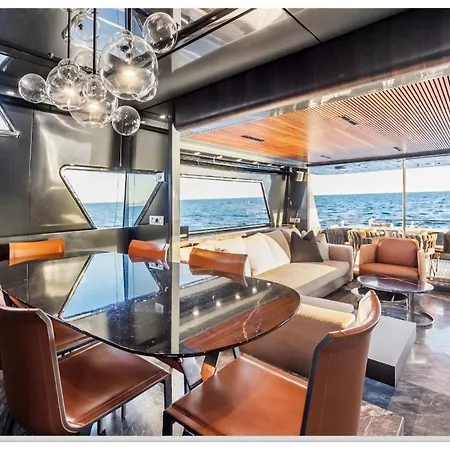 船上ホテル Luxury Yacht Sanlorenzo *